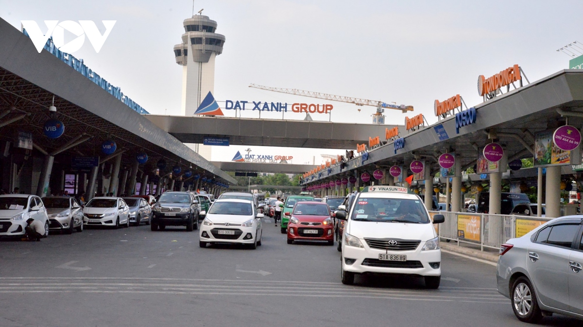Phân lại làn giao thông ở ga quốc nội sân bay Tân Sơn Nhất